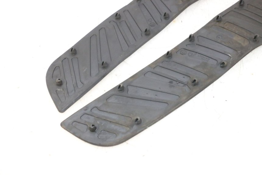 photo de FLOOR PANEL RUBBER PIAGGIO X8 125 (2004 - 2007) - Technical close-up