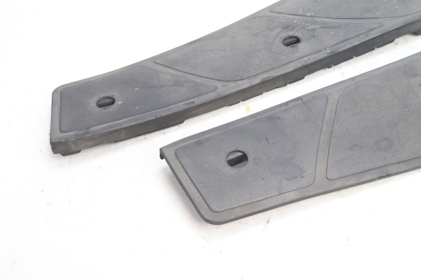 photo de FLOOR PANEL RUBBER PIAGGIO X9 AMALFI 180 (2000 - 2003) - Component detail