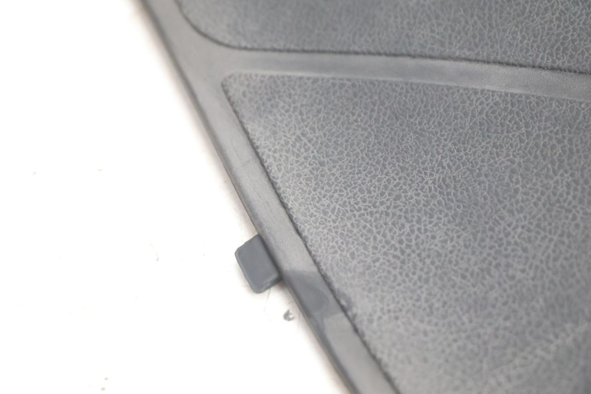 photo de FLOOR PANEL RUBBER PIAGGIO X9 EVOLUTION 125 (2003 - 2007) - Zoom on usage condition
