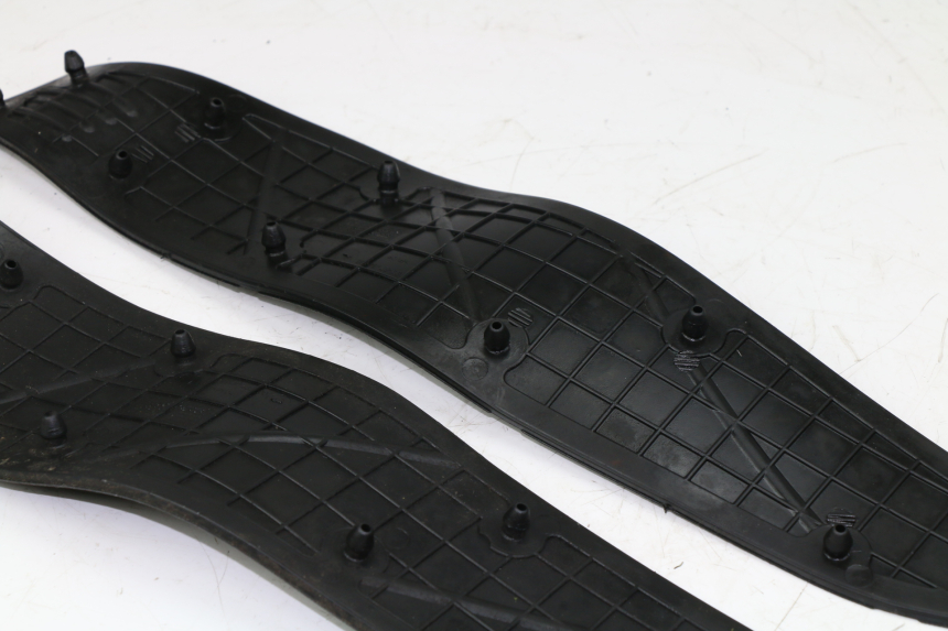 photo de FLOOR PANEL RUBBER YAMAHA X-MAX 250 (2007 - 2009) - Detailed visual inspection
