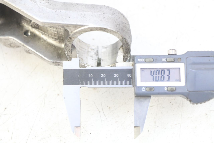 photo de UPPER TRIPLE CLAMP SUZUKI BURGMAN 650 (2002 - 2004) - Zoom on usage condition