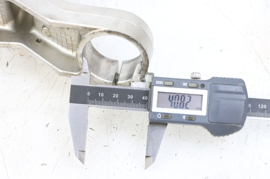 photo de UPPER FORK YOKE SUZUKI BURGMAN 650 (2013 - 2020) - Zoom on usage condition