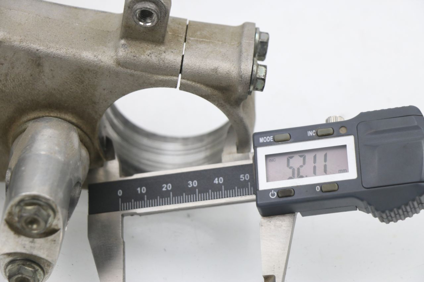 photo de UPPER FORK YOKE HONDA CRF CR-F 450 (2009 - 2012) - Alternative perspective