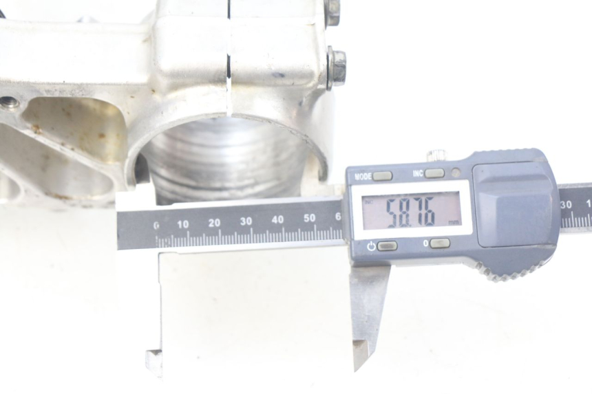 photo de UPPER TRIPLE CLAMP HONDA CRF 250 (2016 - 2017) - Zoom on usage condition