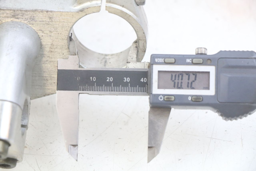 photo de UPPER TRIPLE CLAMP YAMAHA FZS FAZER 600 (1998 - 2001) - Component detail