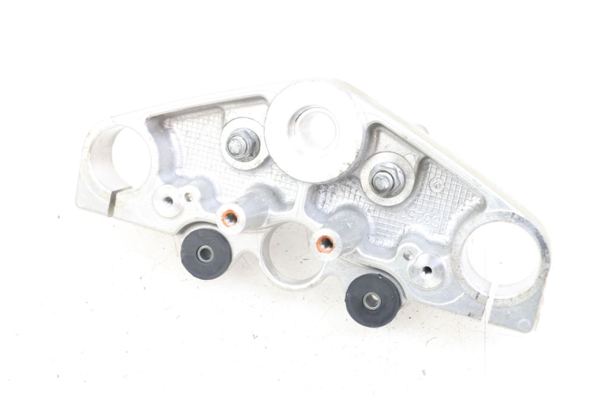 photo de UPPER FORK YOKE SUZUKI GZ MARAUDER 125 (1998 - 2004) - Zoom on usage condition