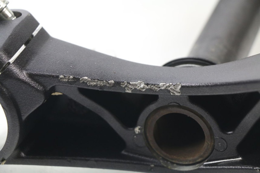 photo de UPPER FORK YOKE DUCATI M796 MONSTER 796 (2010 - 2014) - Technical close-up