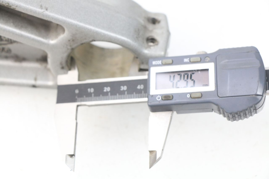 photo de UPPER FORK YOKE TRIUMPH SPRINT ST ABS 1050 (2005 - 2007) - Technical close-up