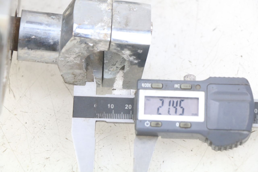 photo de UPPER TRIPLE CLAMP DAELIM VL DAYSTAR 125 (2000 - 2011) - Zoom on usage condition