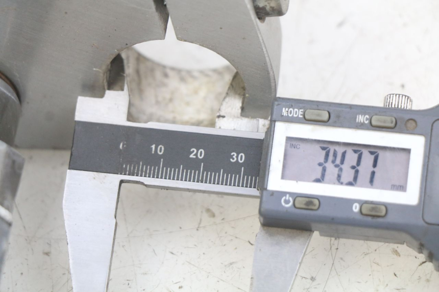 photo de UPPER TRIPLE CLAMP DAELIM VL DAYSTAR 125 (2000 - 2011) - Technical close-up