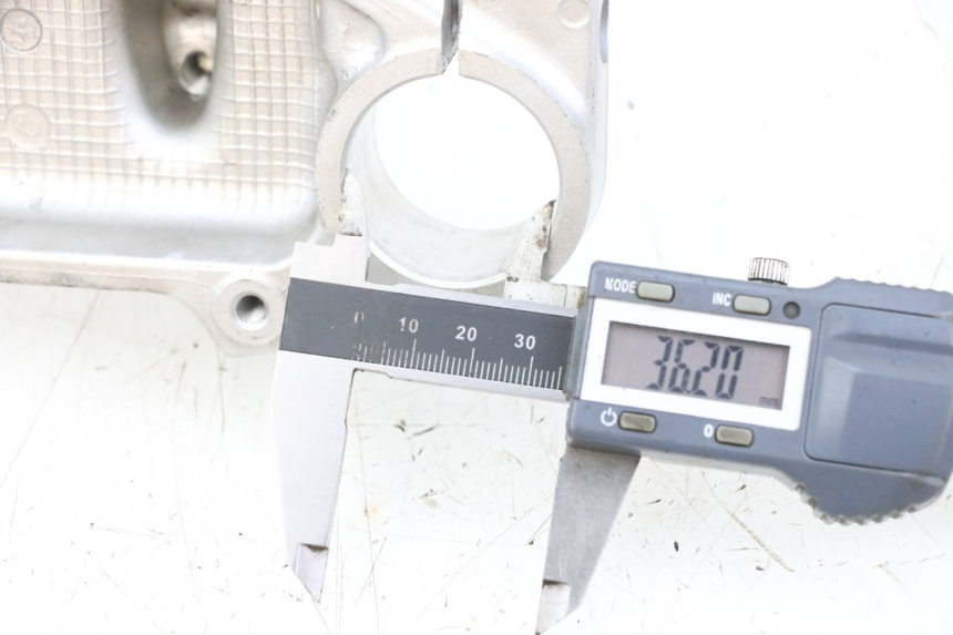 photo de UPPER FORK YOKE SUZUKI VL INTRUDER 125 (2004 - 2007) - Component detail