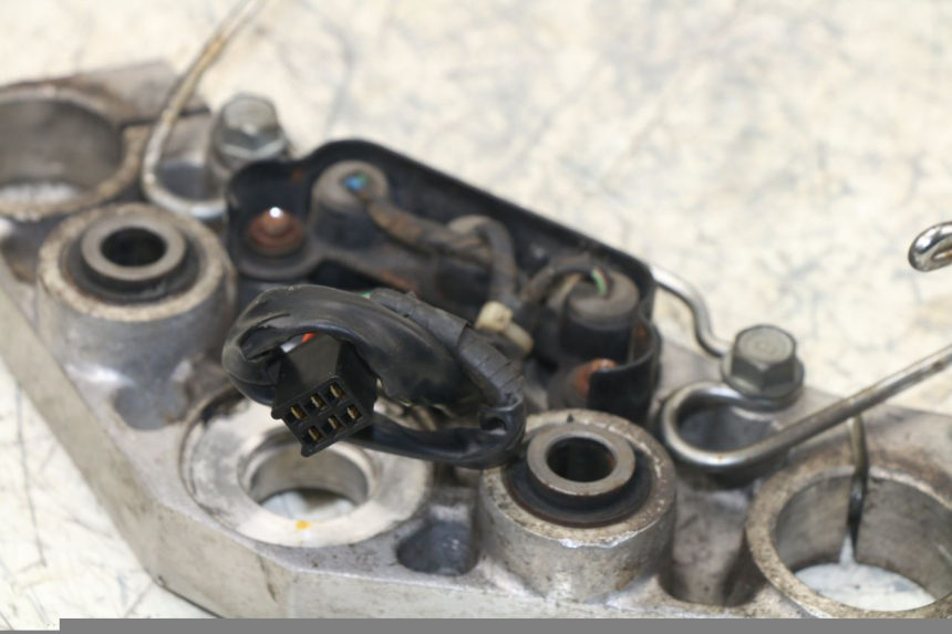 photo de UPPER FORK YOKE DAELIM VT 125 (1998 - 2003) - Component detail