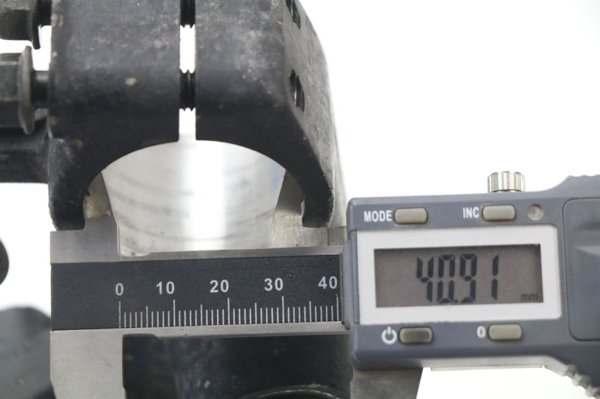 photo de UPPER FORK YOKE HONDA XLV TRANSALP 650 (2005 - 2007) - Technical close-up