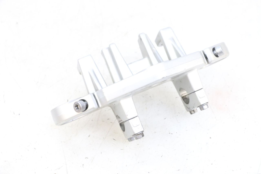 photo de UPPER FORK YOKE KAWASAKI ZR 7 750 (1999 - 2004) - Zoom on usage condition