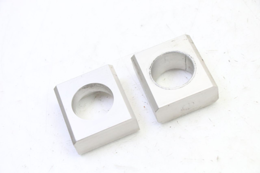 photo de CHAIN ADJUSTER YAMAHA FZ6 FAZER S2 600 (2007 - 2011) - Zoom on usage condition