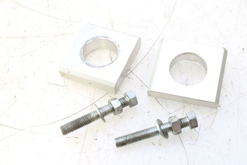 photo de CHAIN ADJUSTER YAMAHA FZ8 800 (2010 - 2016) - Zoom on usage condition