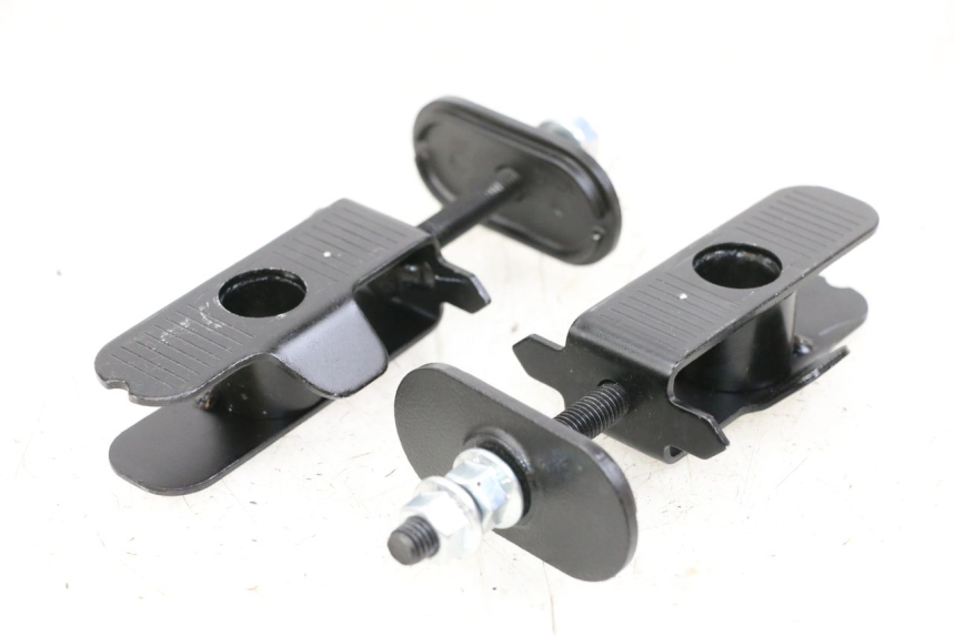 photo de CHAIN ADJUSTER ROYAL ENFIELD CONTINENTAL GT 650 (2019 - 2024) - Zoom on usage condition