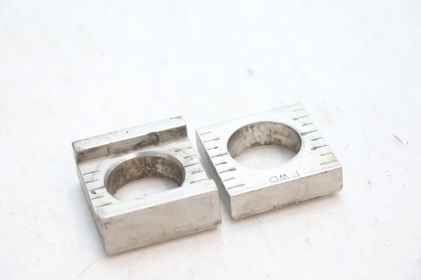 photo de CHAIN ADJUSTER YAMAHA YZF R GENESIS 750 (1993 - 1998) - Zoom on usage condition