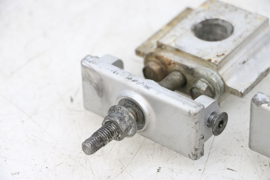 photo de CHAIN ADJUSTER KAWASAKI ZR 7 750 (1999 - 2004) - Zoom on usage condition