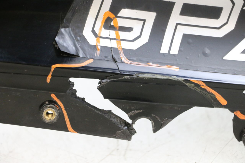 photo de FRONT FAIRING KAWASAKI GPZ RX 1000 (1986 - 1988) - Focus on structure