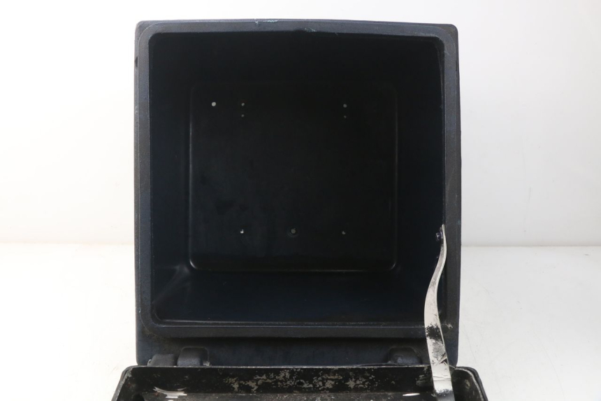 photo de TOP BOX KYMCO AGILITY 4T 50 (2005 - 2018) - Fixing points details