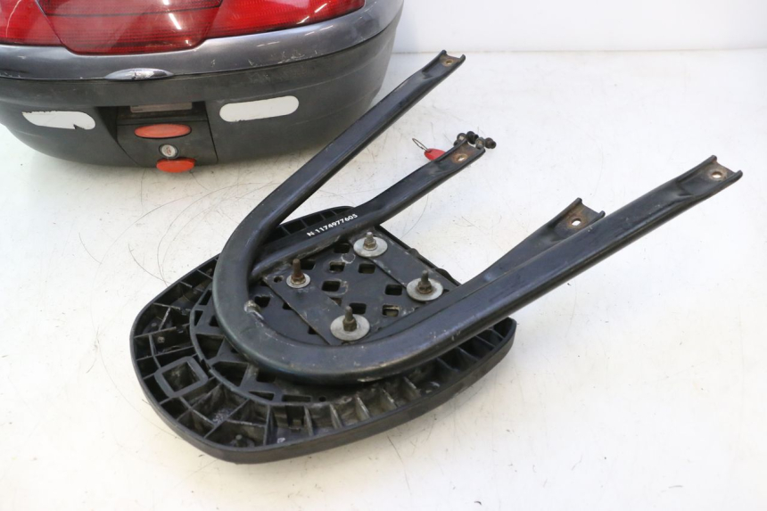 photo de TOP BOX PEUGEOT ELYSTAR 50 (2002 - 2014) - Detailed visual inspection