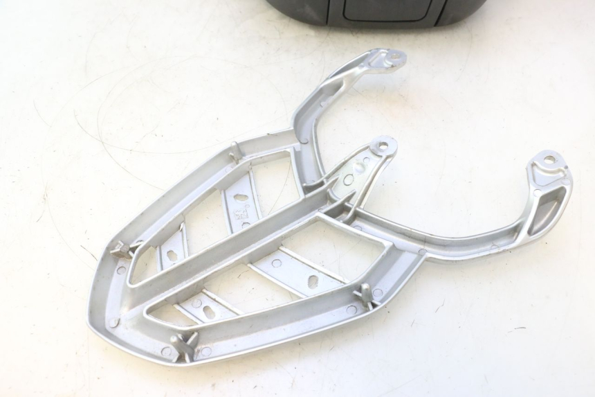 photo de TOP BOX PEUGEOT KISBEE 4T 50 (2023 - 2026) - High-resolution close-up