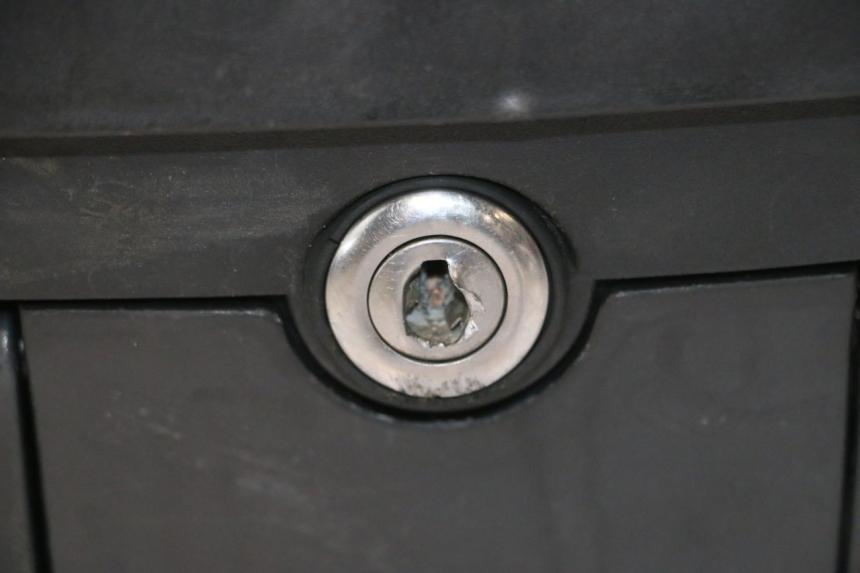 photo de TOP BOX PEUGEOT KISBEE 4T 50 (2023 - 2026) - Alternative angle