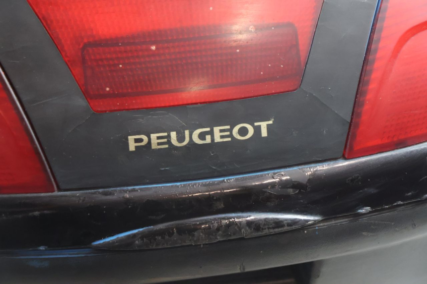photo de TOP BOX PEUGEOT SATELIS 125 (2006 - 2009) - Fixing points details
