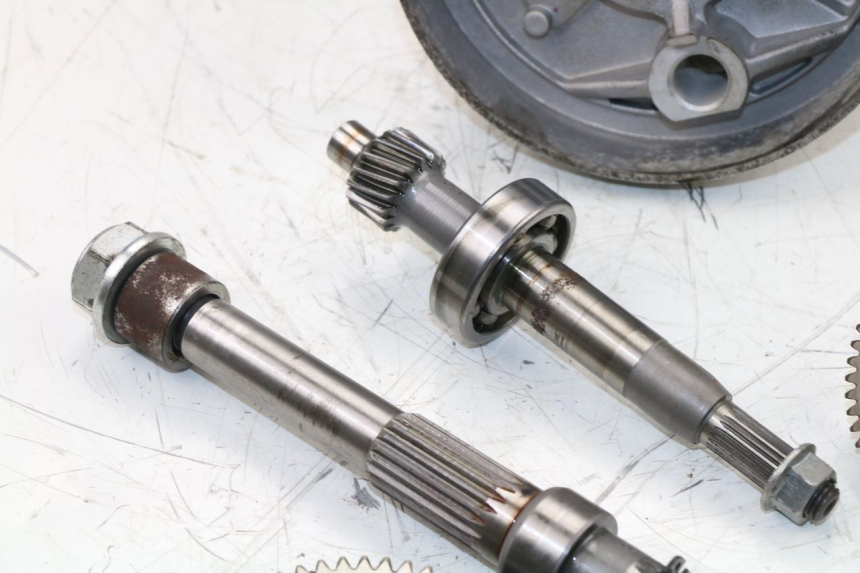 photo de REAR WHEEL SHAFT BAOTIAN BT 49 QT-9 50 (2006 - 2010) - Alternative perspective