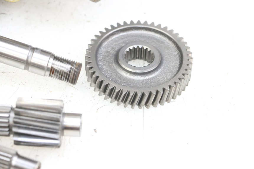 photo de REAR WHEEL SHAFT HONDA FES PANTHEON 2T 125 (1998 - 2002) - Additional view of the item