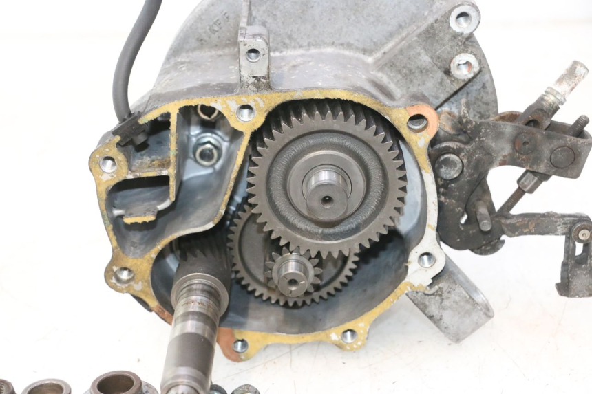 photo de REAR WHEEL SHAFT HONDA FES PANTHEON 2T 125 (1998 - 2002) - Alternative perspective