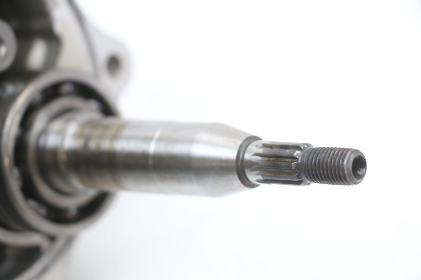 photo de REAR WHEEL SHAFT SUZUKI UH BURGMAN 125 (2002 - 2006) - Technical close-up