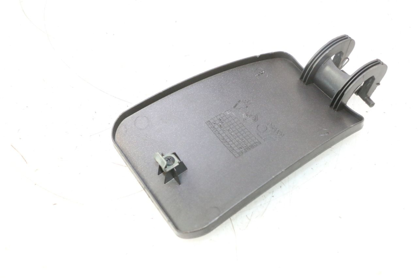 photo de FUEL FLAP PIAGGIO X8 STREET 125 (2006 - 2007) - Zoom on usage condition