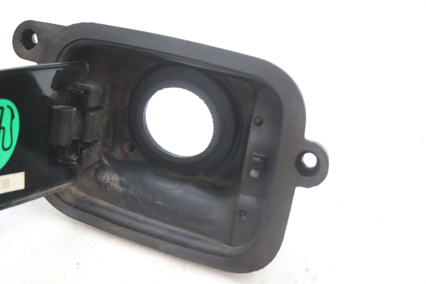photo de FUEL FLAP YAMAHA YP MAJESTY 125 (2002 - 2006) - Fixing points details