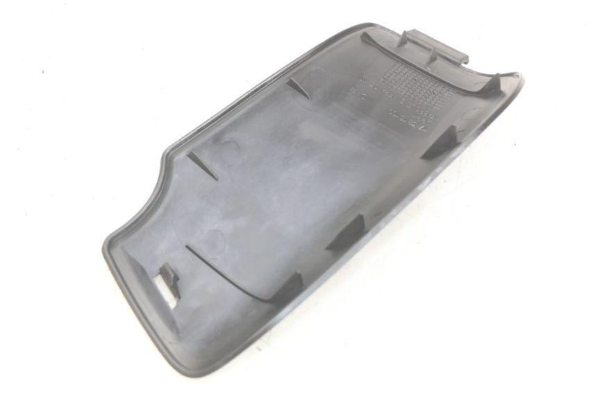 photo de RIGHT SIDE ACCESS PANEL PEUGEOT ELYSEO 125 (1999 - 2004) - Zoom on usage condition