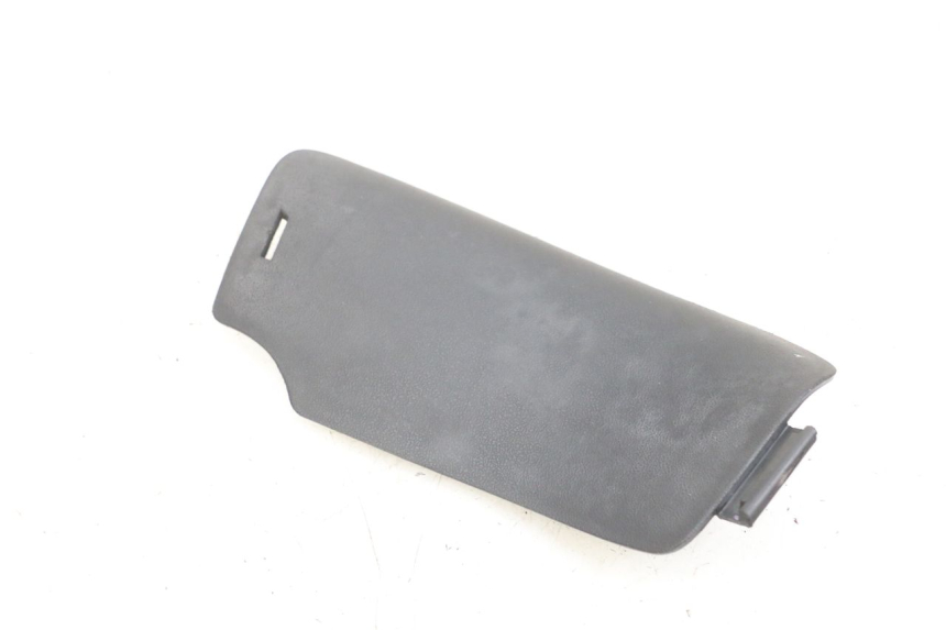 photo de RIGHT SIDE ACCESS PANEL PEUGEOT ELYSEO 125 (1999 - 2004) - Zoom on usage condition