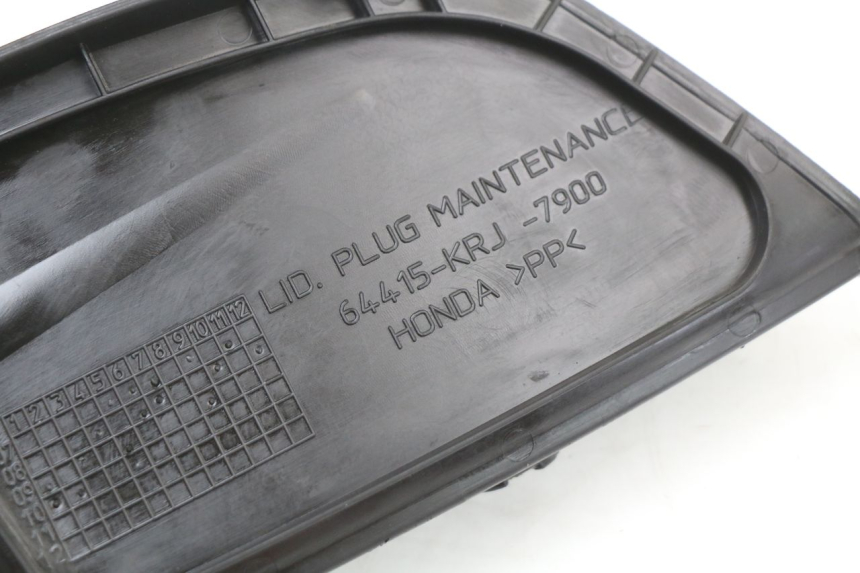 photo de RIGHT SIDE ACCESS PANEL HONDA FES S-WING SWING ABS 125 (2007 - 2015) - Zoom on usage condition