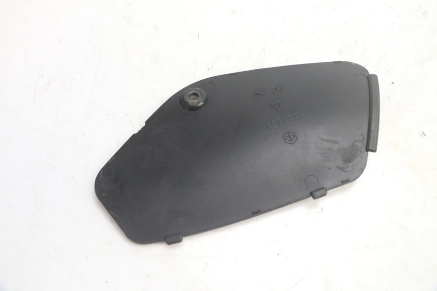 photo de RIGHT ACCESS PANEL PIAGGIO MP3 125 (2006 - 2014) - Zoom on usage condition