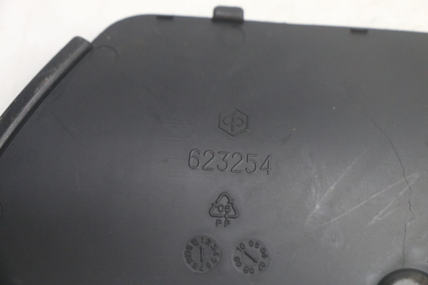 photo de RIGHT ACCESS PANEL PIAGGIO MP3 125 (2006 - 2014) - Alternative perspective