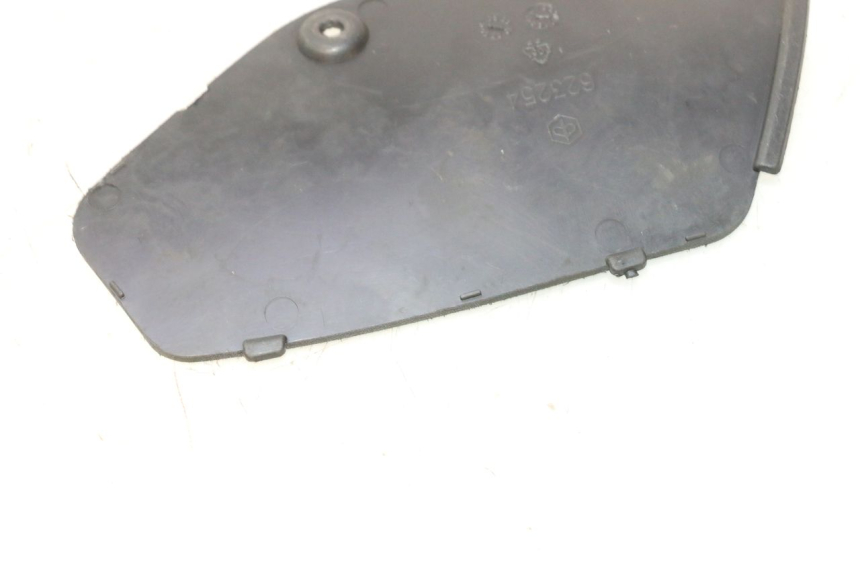 photo de RIGHT ACCESS PANEL PIAGGIO MP3 125 (2006 - 2014) - Zoom on usage condition