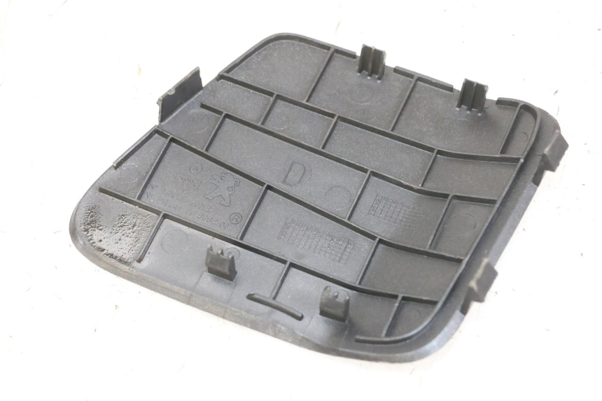 photo de RIGHT INSPECTION COVER PEUGEOT SATELIS 125 (2013 - 2018) - Zoom on usage condition