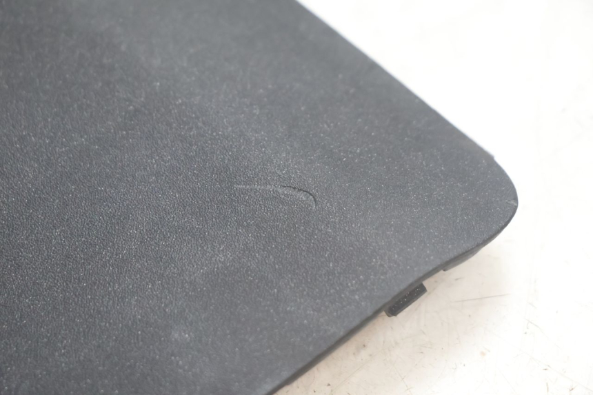 photo de RIGHT INSPECTION COVER PEUGEOT SATELIS 125 (2013 - 2018) - Zoom on usage condition