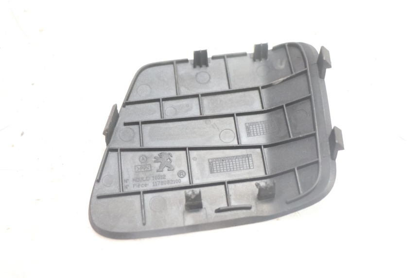photo de RIGHT INSPECTION COVER PEUGEOT SATELIS 125 (2013 - 2018) - Zoom on usage condition