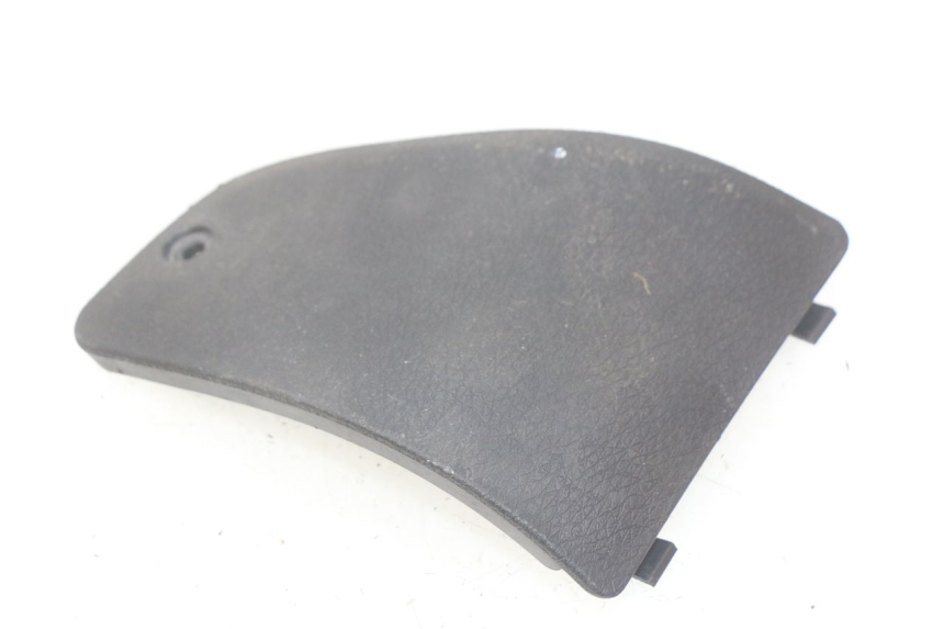 photo de RIGHT SIDE ACCESS PANEL PIAGGIO X7 125 (2007 - 2013) - Zoom on usage condition