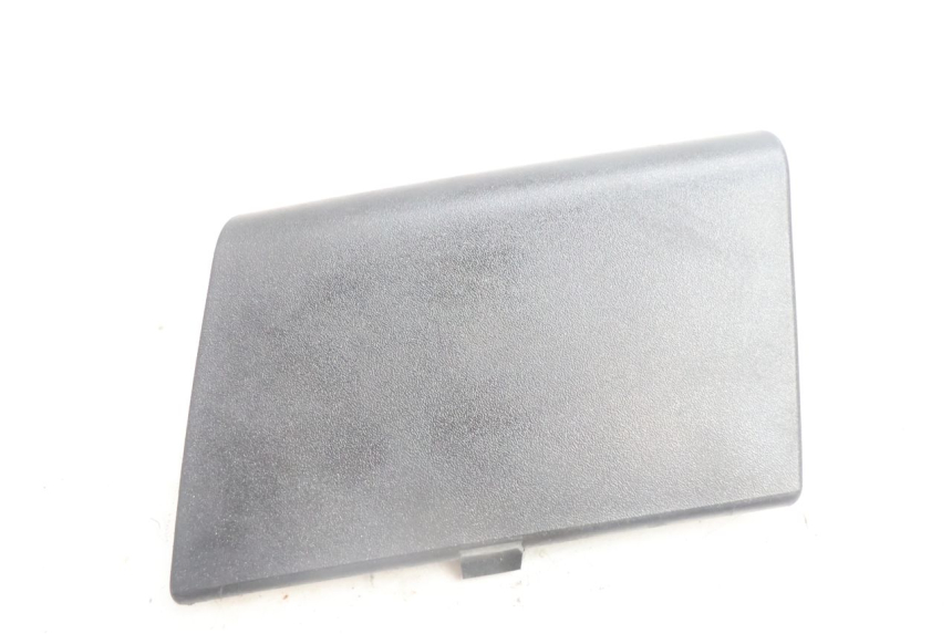 photo de LEFT INSPECTION COVER PEUGEOT SATELIS 125 (2006 - 2009) - Zoom on usage condition