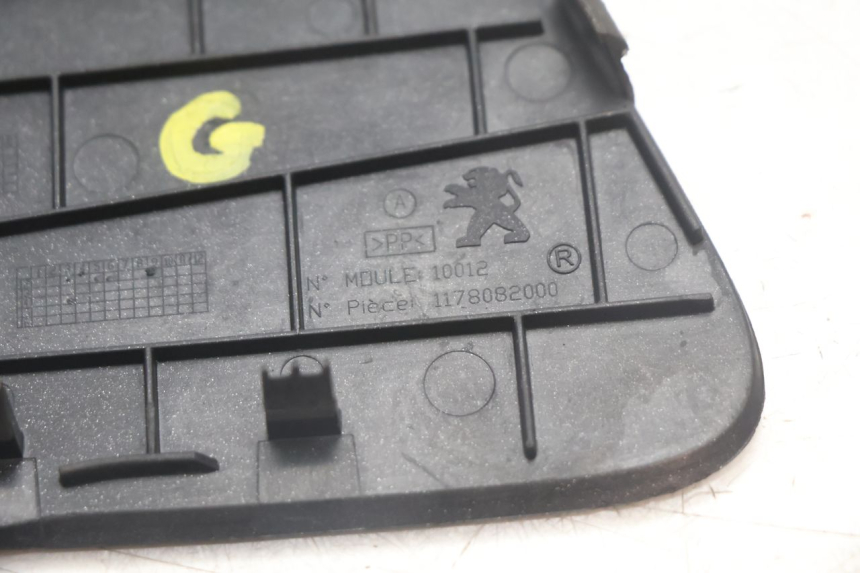 photo de LEFT ACCESS PANEL PEUGEOT SATELIS 125 (2013 - 2018) - Technical close-up