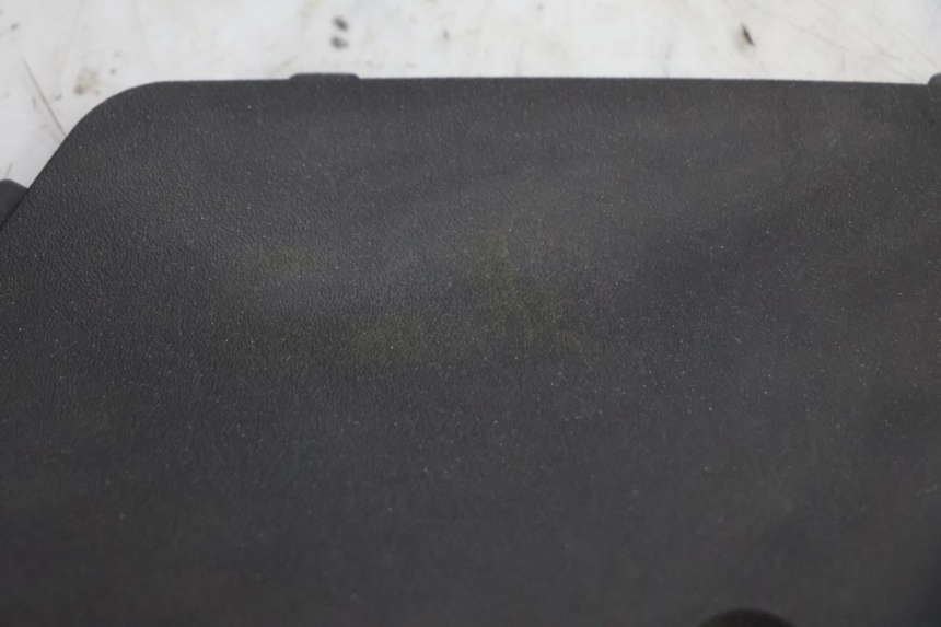 photo de LEFT INSPECTION COVER PIAGGIO X8 STREET 125 (2006 - 2007) - Zoom on usage condition