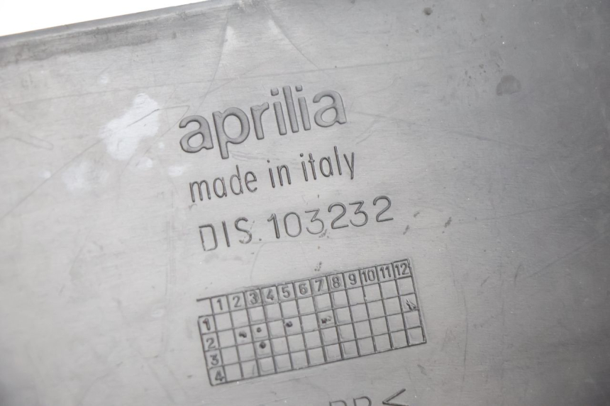 photo de INSPECTION COVER APRILIA SCARABEO GT 125 (1999 - 2007) - Fixing points details