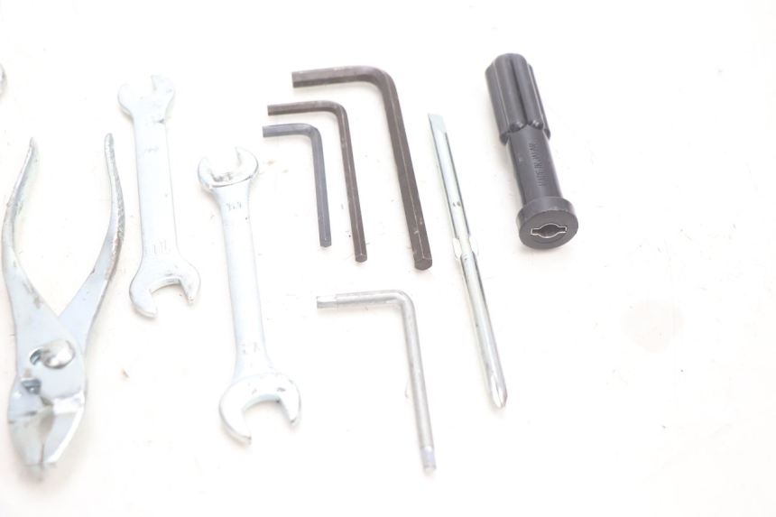 photo de TOOL KIT YAMAHA FJR 1300 (2001 - 2005) - Alternative perspective